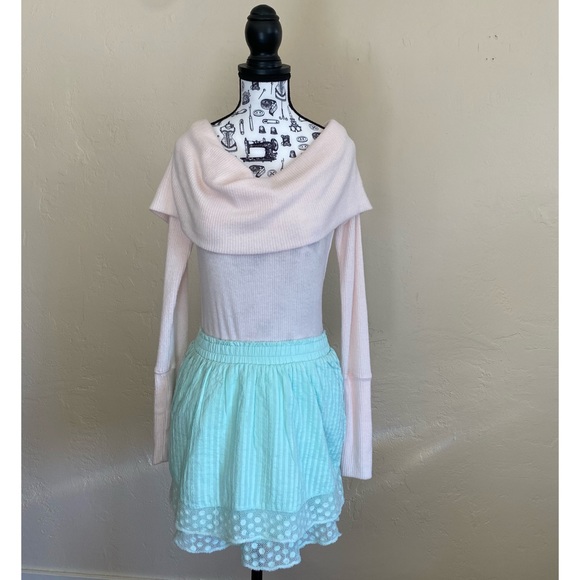 Elegant Off-Shoulder Ribbed Knit Top - Picture 4 of 10